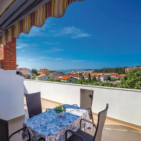 Stunning In With 2 Bedrooms *