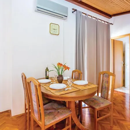 Apartment Stunning In With 2 Bedrooms *